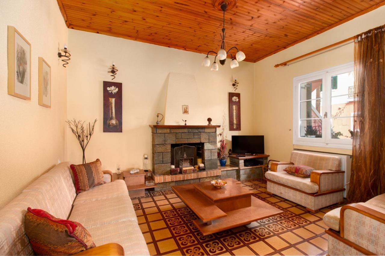 Eleni's Traditional House In Agrafi Appartamento